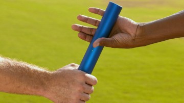 华体会体育平台_独家国足与关岛队同机飞抵迪拜，世预赛前夕上演温情一幕