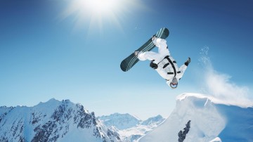 【HTH体育下载】热刺官方宣布签下荷兰中场哈维-西蒙斯，转会费达6000万欧元