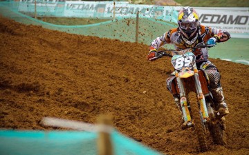 HTH体育下载：冠军背后的叩问，当金杯闪耀时，责任与义务驶向何方？